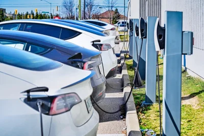 File d'attente virtuelle chez Tesla : bonne idée, mais peut mieux faire ?