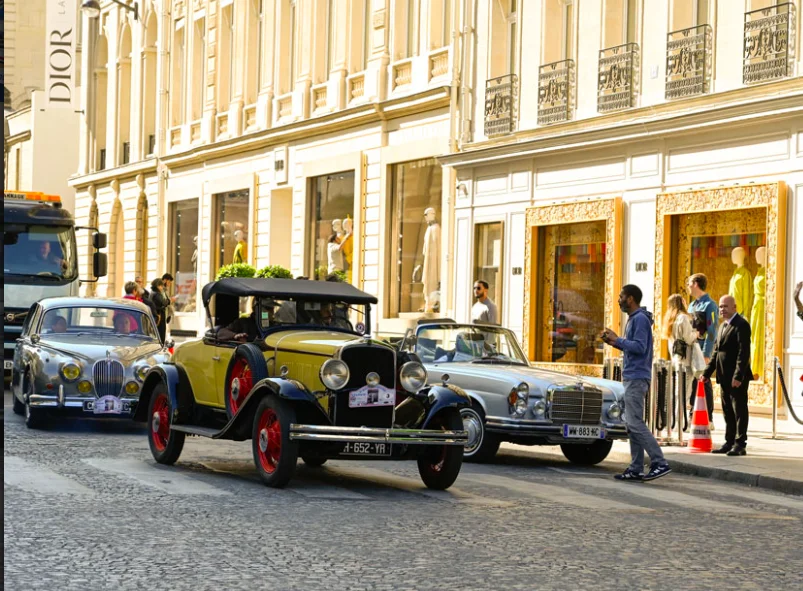De Paris à Granville, ce rallye réunit 46 voitures de collection en hommage à Christian Dior