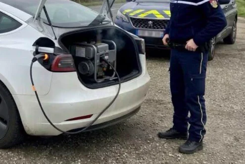 Il recharge sa Tesla avec un groupe électrogène en roulant et se fait arrêter par les policiers