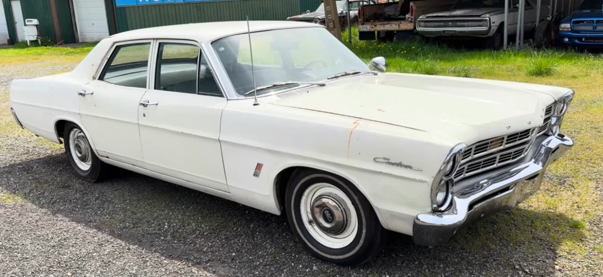 Cette Ford Custom de 1967 est la voiture de police discrète par excellence