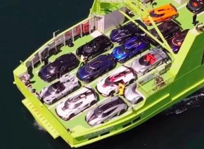 27 hypercars Koenigsegg d'une valeur de 100 millions de dollars voyagent ensemble sur un ferry