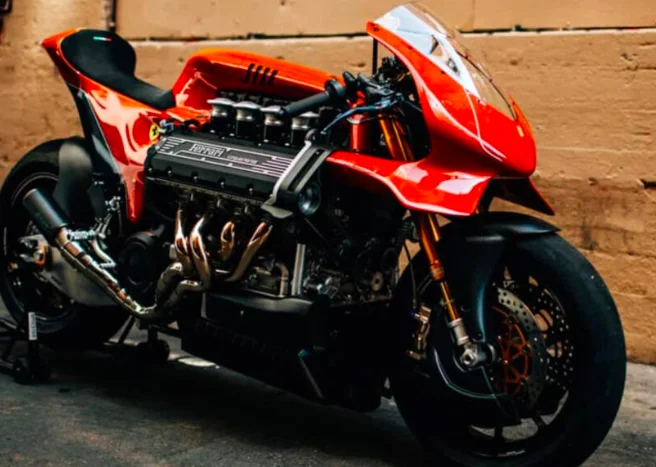 Dotée d'un V8 Ferrari et capable de monter jusqu'à 300 km/h, cette moto coûte 500.000 dollars