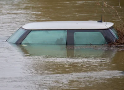 Toulouse : Un retraité oublie de mettre le frein à main sur sa Mini Cooper, elle flotte sur 50 mètres dans le canal et disparaît