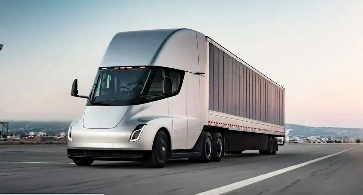 Pour faire rouler son camion électrique, Tesla utilise une batterie plus lourde qu’un Cybertruck entier