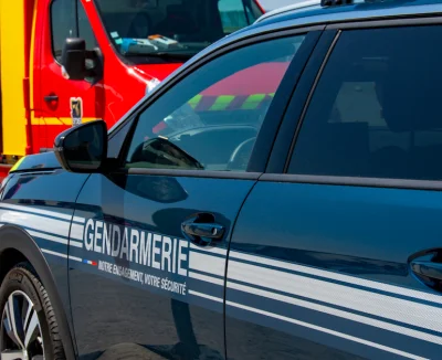 Dordogne : En plein virage, elle percute trois voitures de la gendarmerie en sens inverse
