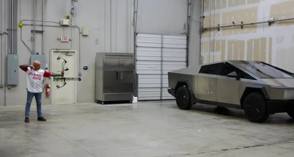 Il parie 1 dollar avec Elon Musk qu'une flèche pourrait percer le Tesla Cybertruck, le résultat est impressionnant