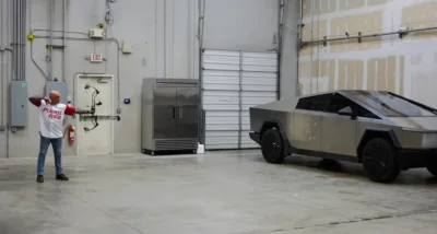 Il parie 1 dollar avec Elon Musk qu'une flèche pourrait percer le Tesla Cybertruck, le résultat est impressionnant