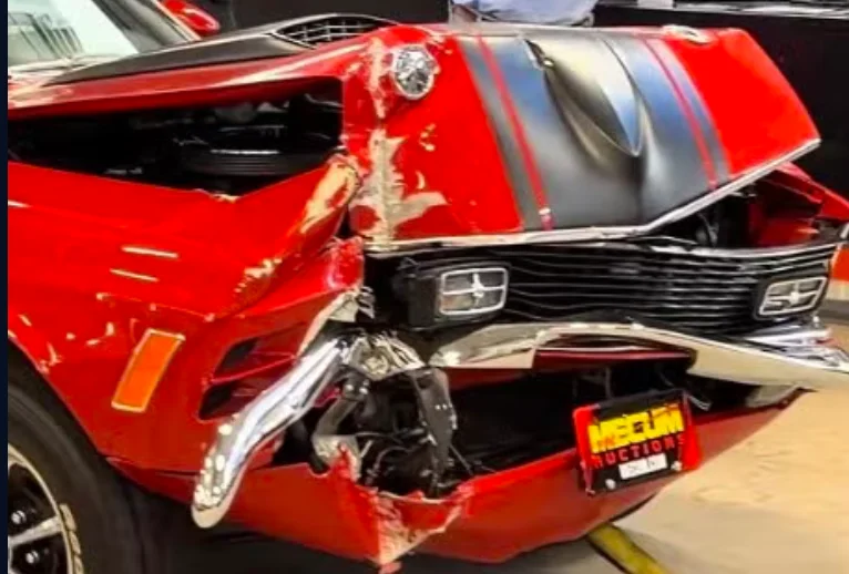 Indiana : En pleine vente aux enchères, une Ford Mustang Mach 1 termine dans le décor