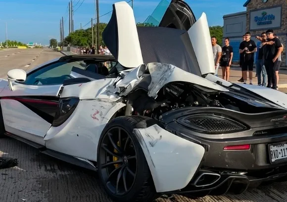 Texas : Un violent accident laisse une GT-R et une McLaren 570S Spider comme des épaves