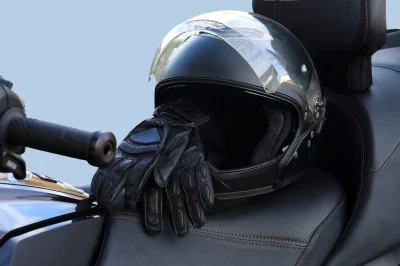 Votre casque de moto peut sembler en bon état… et pourtant être déjà trop vieux