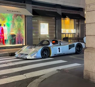 Milan : Une Mercedes-Benz C291 rarissime, équipée d'un moteur de course 12 cylindres à plat, a été aperçue