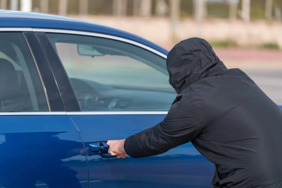 Voiture garée chez vous : pensez à tout verrouiller !