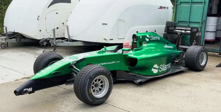 Royaume-Uni : Il achète une Formule 1 détruite pour 6000 euros et passe dix ans à la remettre en état