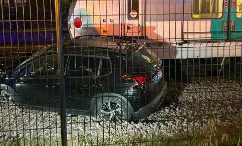 Yvelines : L'automobiliste perd le contrôle de sa voiture et percute le train