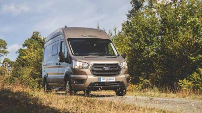 Fourgon aménagé : la solution idéale pour voyager sans les contraintes d’un camping-car ?