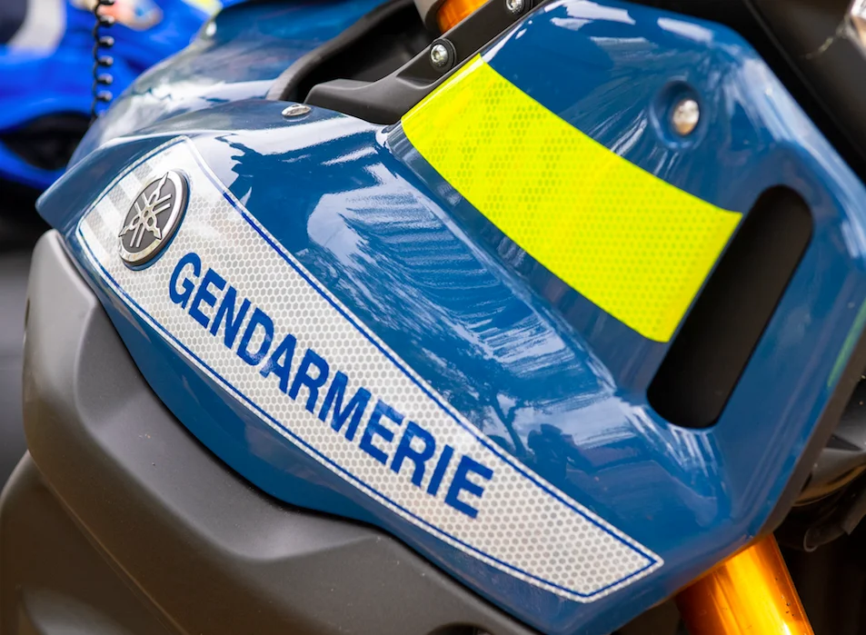 Deux-Sèvres : Les gendarmes contrôlent une automobiliste qui met de l'essence à côté d'eux, elle est droguée avec ses enfants