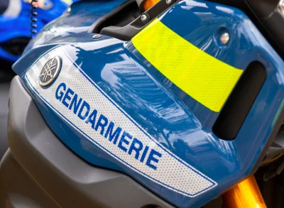 Deux-Sèvres : Les gendarmes contrôlent une automobiliste qui met de l'essence à côté d'eux, elle est droguée avec ses enfants