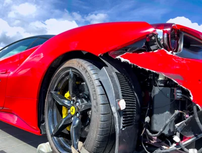 Suisse : Après une sortie de route en Ferrari, il abandonne sa voiture détruite et rentre chez lui sans rien dire