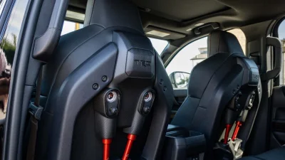 Ces sièges sont équipés d'amortisseurs : la solution originale de Toyota pour le tout-terrain