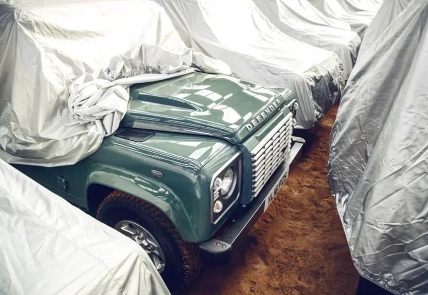 Il achète 240 Land Rover Defender à 26.2000 euros l'unité et les revend chacun environ 171.700 euros après transformation