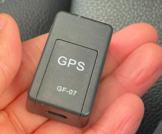 Loire : Il découvre grâce à sa caméra de vidéosurveillance qu'un homme a placé un traceur GPS sous sa voiture