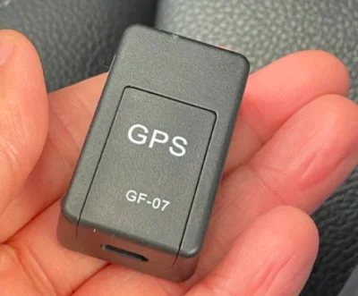 Loire : Il découvre grâce à sa caméra de vidéosurveillance qu'un homme a placé un traceur GPS sous sa voiture