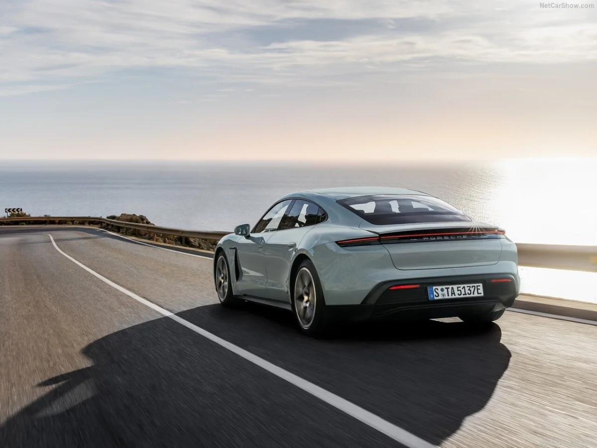 Porsche arrête la production du Taycan : l'électrique de luxe en panne de demande