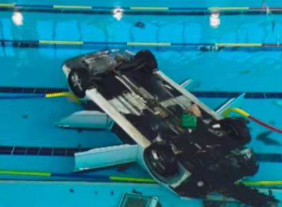 Corée du Sud : Après une sortie de route, l'automobiliste termine dans la piscine remplie de nageurs