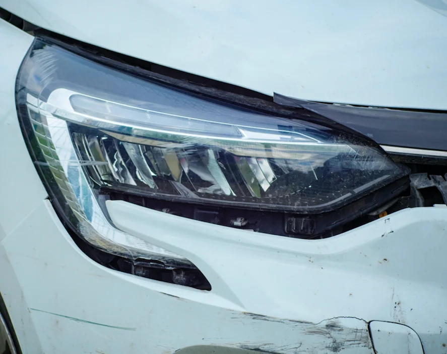 Argentine : Sa Clio avance tandis qu'elle tente de vérifier la batterie, l'automobiliste se fait écraser mais survit