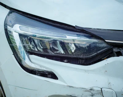 Argentine : Sa Clio avance tandis qu'elle tente de vérifier la batterie, l'automobiliste se fait écraser mais survit