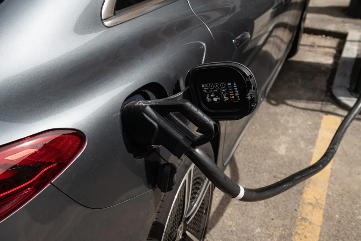 Recharger une voiture électrique ressemble à un parcours du combattant, la preuve