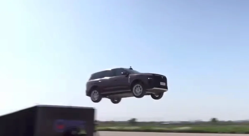 Chine : Propulsé à 20 mètres, ce SUV de luxe Voyah Taishan X8 réussit le test d'atterrissage