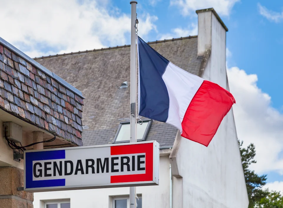 Pays de la Loire : Convoqué au commissariat pour conduite en état d'ivresse, il arrive le lendemain, alcoolisé