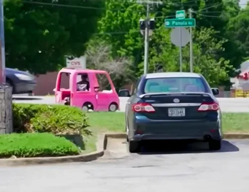 États-Unis : 2,58 euros le plein d'essence, cet Américain a trouvé la parade pour dépenser moins grâce à une toute petite voiture