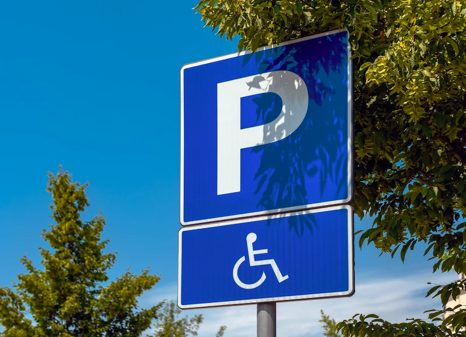 Toulouse : Elle doit payer une amende pour s'être garée sur une place handicapée alors qu'elle est amputée des quatre membres