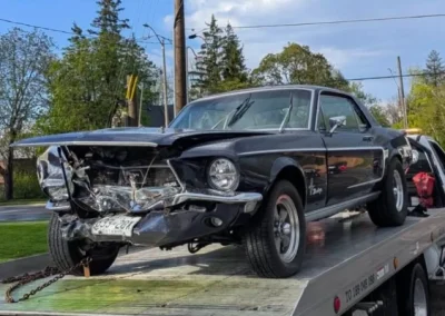 Ontario : Un conducteur de Tesla inculpé après avoir percuté une Ford Mustang de 1968 de façon frontale