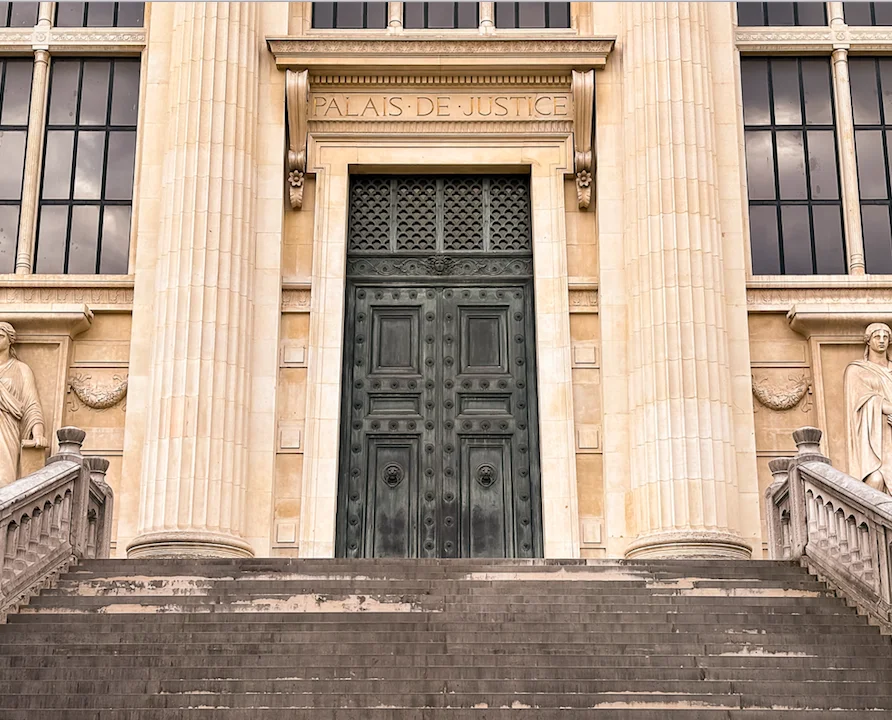 Bordeaux : Un voleur pas vraiment discret laisse une convocation au tribunal à son nom dans une des voitures pillées