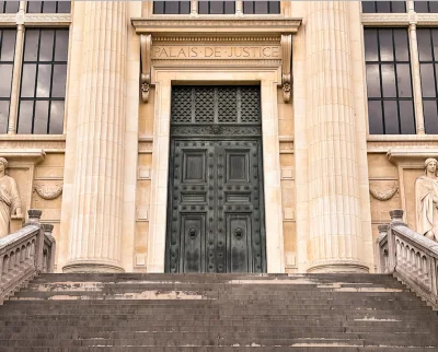 Bordeaux : Un voleur pas vraiment discret laisse une convocation au tribunal à son nom dans une des voitures pillées