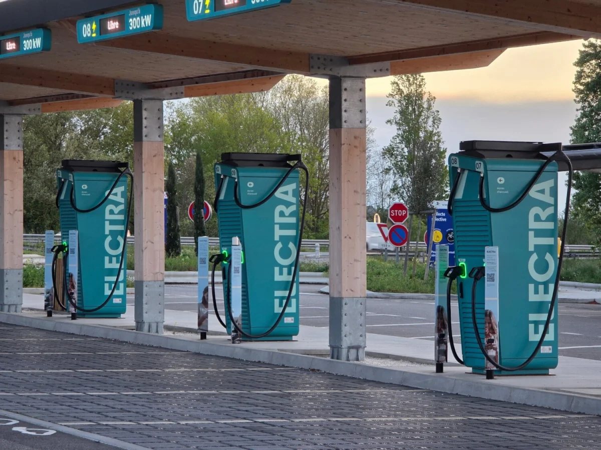 Vous pensiez pouvoir laisser votre voiture électrique branchée le temps d’un repas ? Ce ne sera bientôt plus gratuit