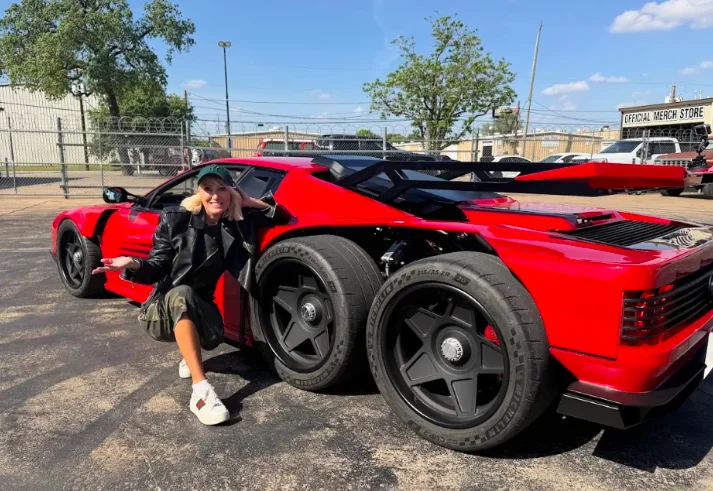 Après deux ans de travail, ils présentent la Ferrari Testarossa 6x6
