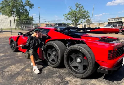 Après deux ans de travail, ils présentent la Ferrari Testarossa 6x6