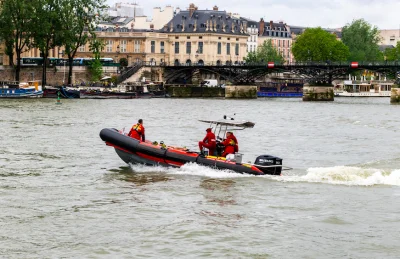Neuilly : Il se trompe de pédale au volant de sa Porsche Taycan et finit dans la Seine, un étudiant lui sauve la vie