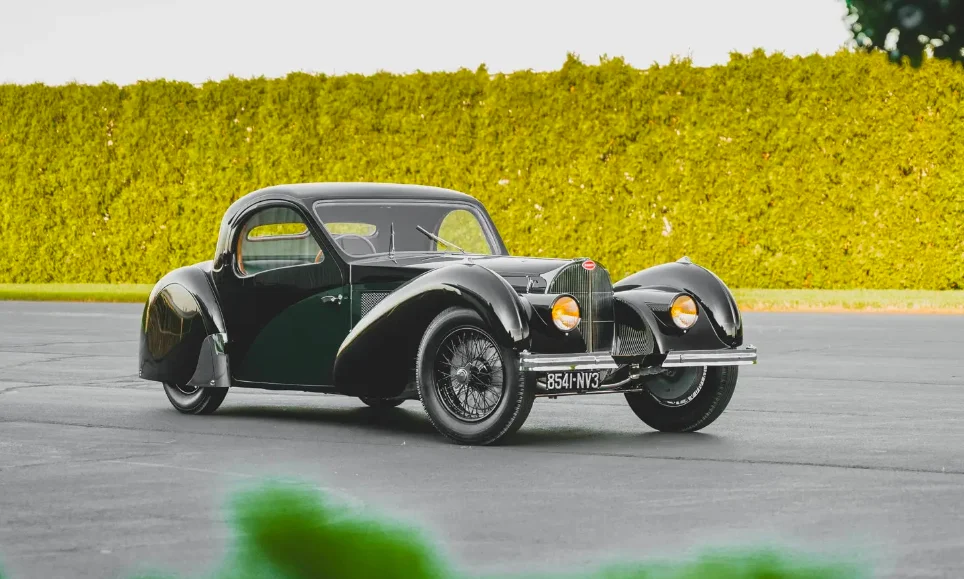 Californie : Abandonnée par son propriétaire, cette Bugatti Type 57SC Atalante de 1937 devrait se vendre aux enchères environ 5 millions d'euros