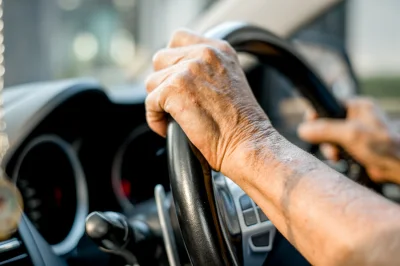 Avec un simple permis B, certains retraités deviennent convoyeurs automobiles pour arrondir leurs fins de mois