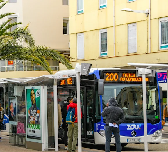 Nice : Le chauffeur de bus assume un manque de lucidité après avoir laissé conduire un mineur qui a provoqué un accident