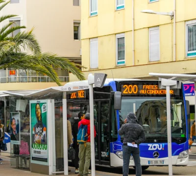 Nice : Le chauffeur de bus assume un manque de lucidité après avoir laissé conduire un mineur qui a provoqué un accident