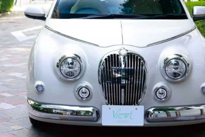 Cette Toyota Yaris revisitée ressemble à une Jaguar classique