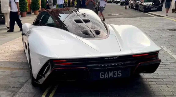 Londres : Dans cette McLaren Speedtail de route, le conducteur se place au milieu, comme dans une Formule 1