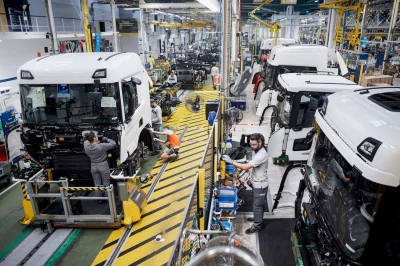 À l'heure où les constructeurs automobiles désertent la France, ce fabricant de poids lourds investit à Angers