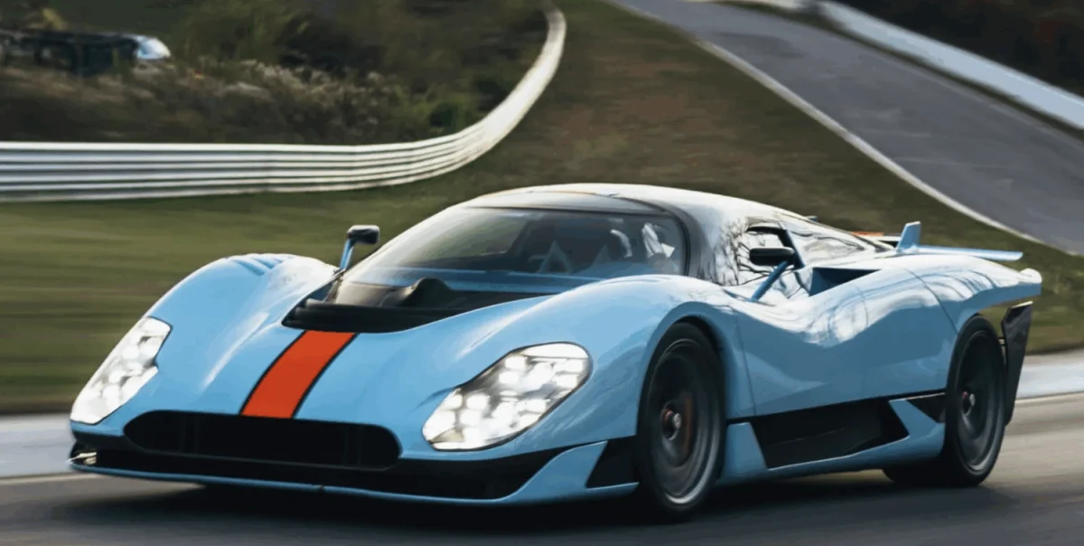Pour créer sa propre supercar, ce préparateur a découpé une Porsche Carrera GT